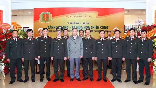 Bộ trưởng Tô Lâm tham quan Triển lãm "Cảnh vệ CAND - 70 mùa hoa chiến công"