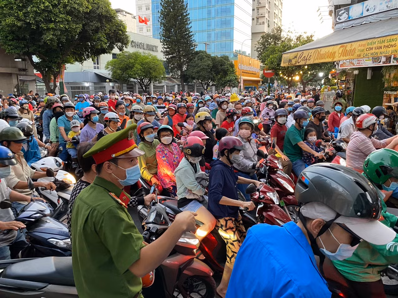 Đội nắng đảm bảo an ninh trật tự trong lễ hội Tết Nguyên tiêu -0