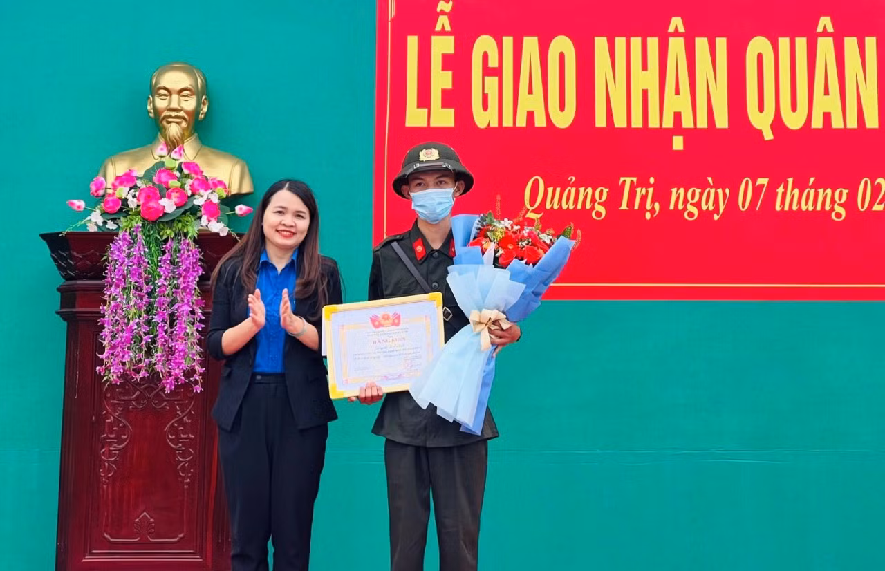 Trao Bằng khen cho tân binh CAND nhặt được ví tiền tìm trả người đánh rơi -0