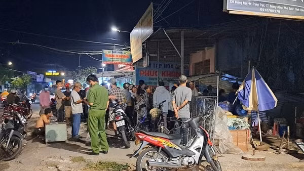 Ô tô va chạm trong hẻm khiến bé trai 2 tuổi tử vong