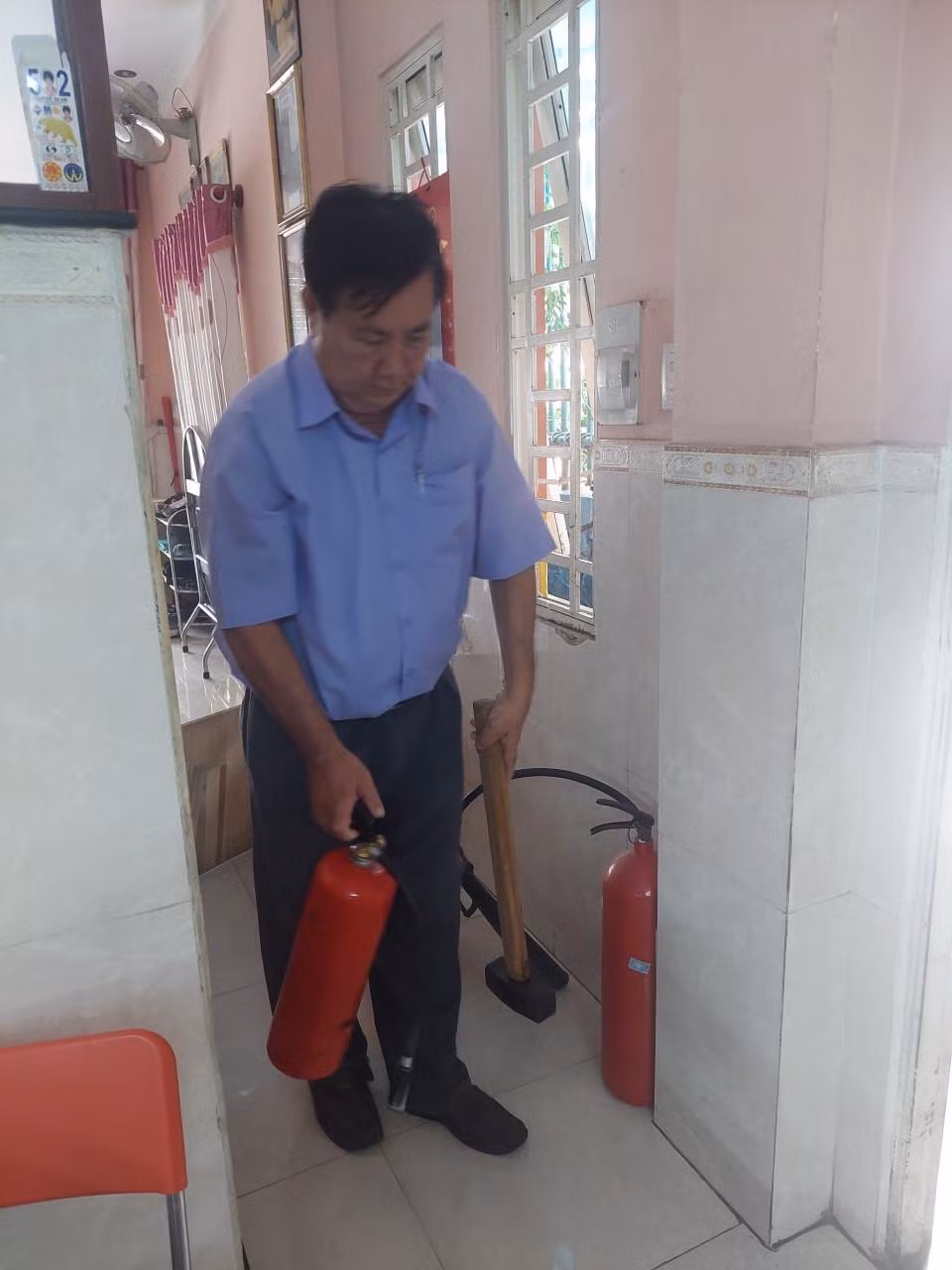 Khen thưởng tổ liên gia kịp thời cứu 5 người thoát khỏi đám cháy lúc rạng sáng -0