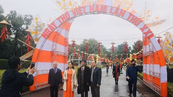 Khách du xuân háo hức khám phá không gian tổ chức Ngày thơ Việt Nam