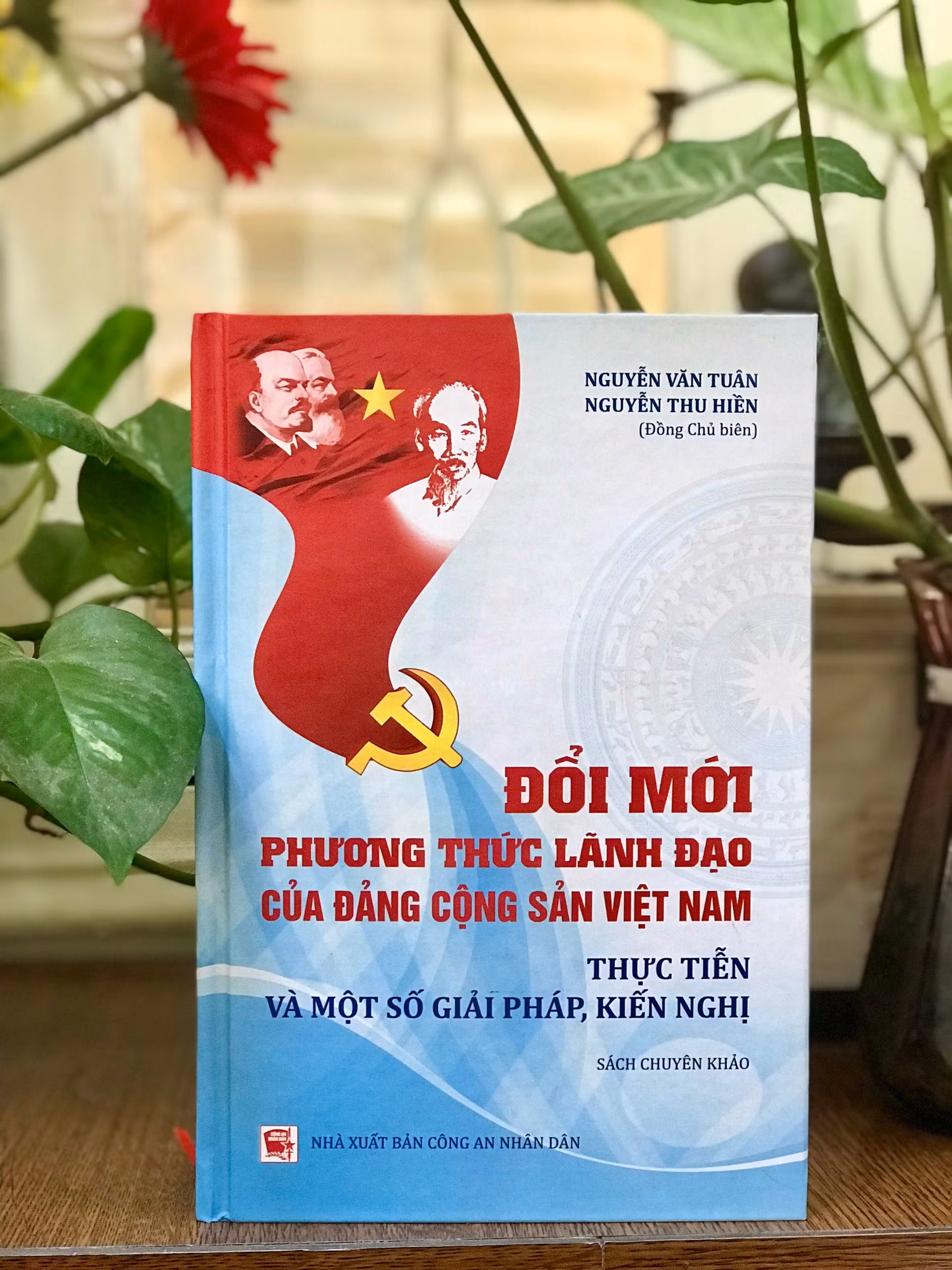 Xuất bản sách về đổi mới phương thức lãnh đạo của Đảng -0