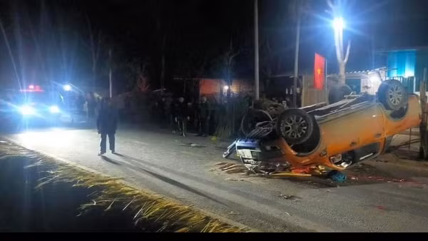 Ô tô bán tải lật đè 2 xe máy, 3 người tử vong