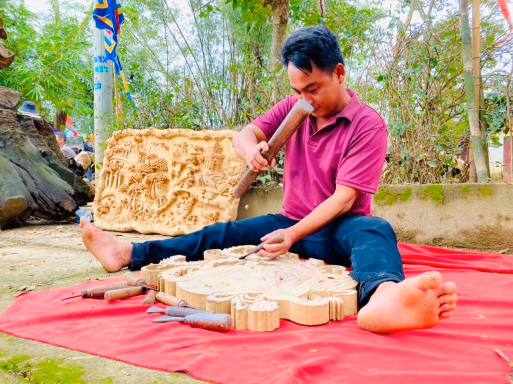 Du khách thích thú trẩy Hội làng mộc Kim Bồng -1