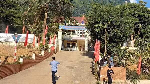 Tuỳ tiện tuyển con cán bộ vào trường dân tộc nội trú, Trưởng phòng GD&ĐT bị kỷ luật