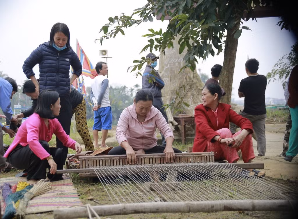 Du khách thích thú trẩy Hội làng mộc Kim Bồng -0