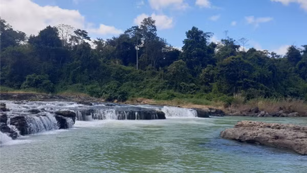 Nhảy xuống thác cứu du khách, 2 người cùng bị đuối nước
