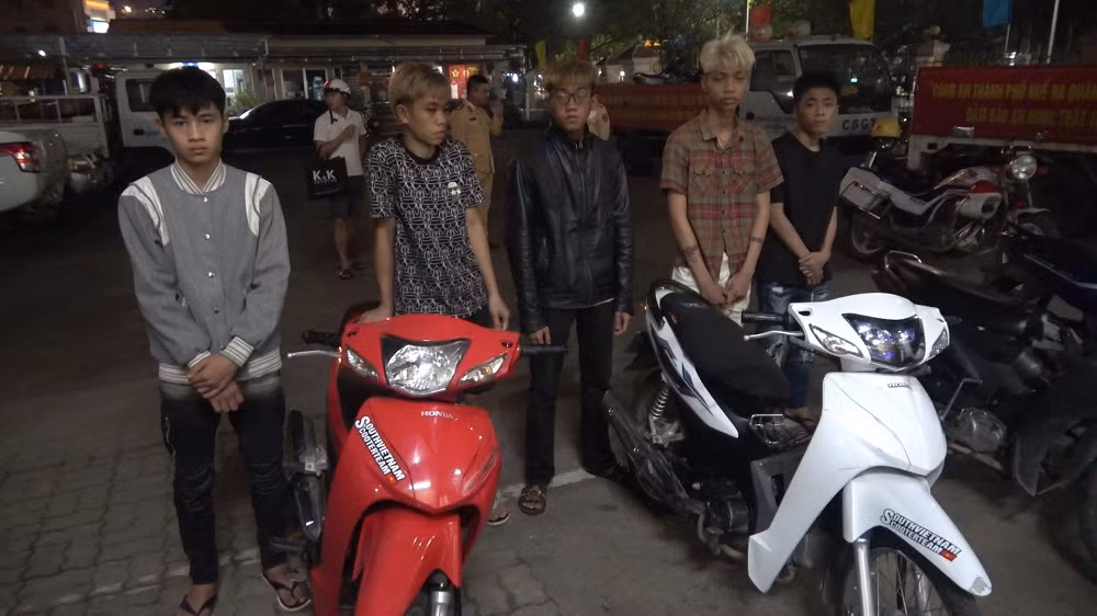Tạm giữ 14 đối tượng lạng lách đánh võng, khiêu khích lực lượng làm nhiệm vụ -0
