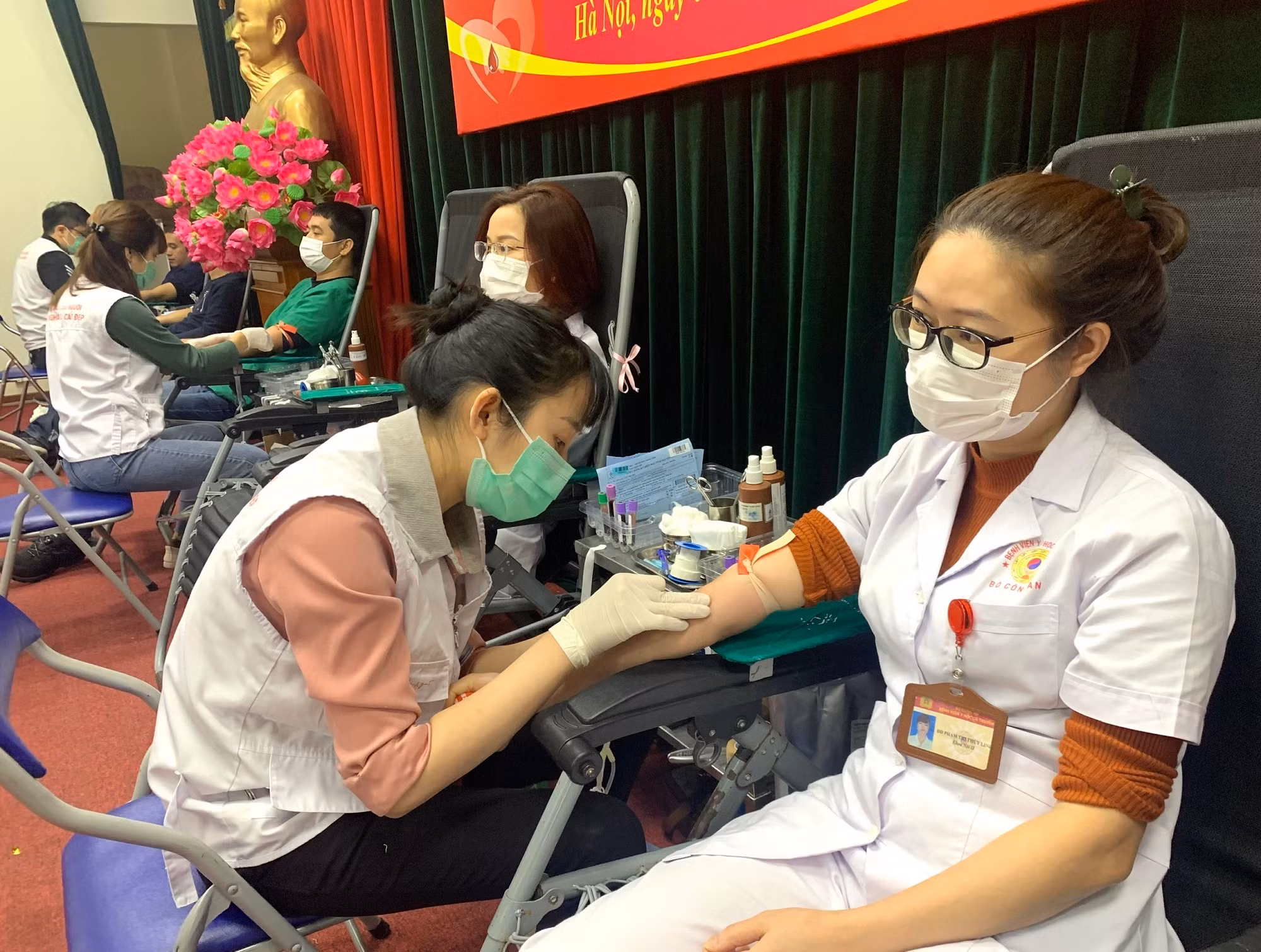 Gần 150 y, bác sĩ Bệnh viện Y học cổ truyền Bộ Công an tham gia chương trình hiến máu “Blouse trắng – Trái tim hồng” -0
