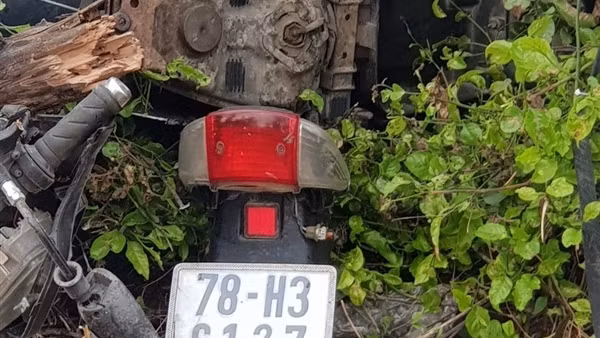 Đi xe máy băng qua đường sắt người đàn ông bị tàu lửa tông tử vong