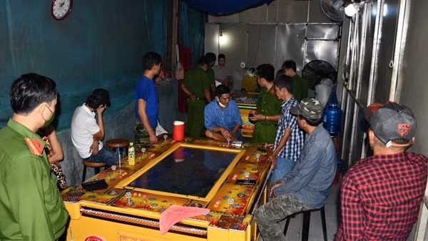 Bắt 12 con bạc, phát hiện 9 đối tượng dương tính với ma túy