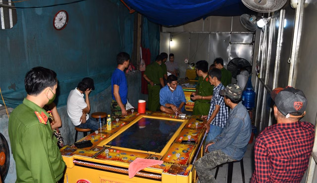 1. các đối tượng bị bắt quả tang cùng tang vật. ảnh trọng tín.jpg -0
