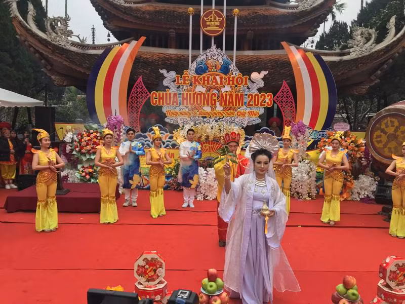 Đừng để đi hội mang bực vào mình… -0