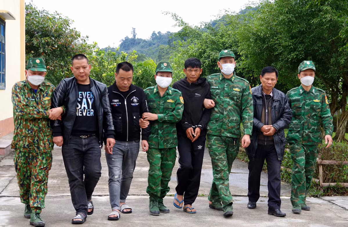 Cấu kết với đối tượng người Lào đưa người Trung Quốc xuất, nhập cảnh trái phép -0