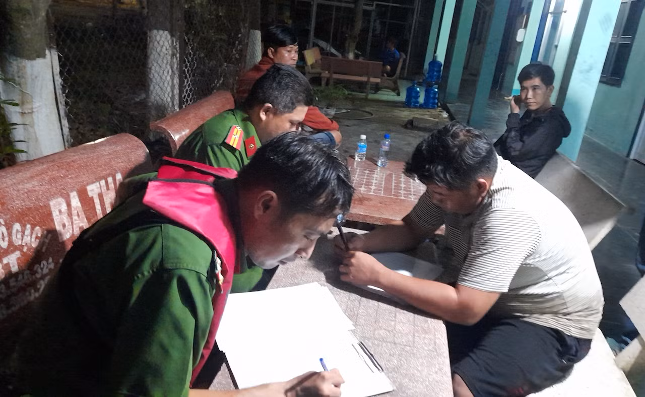 Khai thác cát trái phép rồi chống đối lực lượng tuần tra -0