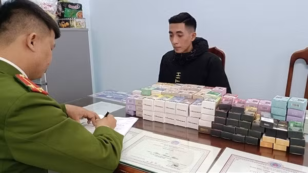 Gom hàng trăm cây thuốc lá điện tử lậu rồi rao bán trên Facebook
