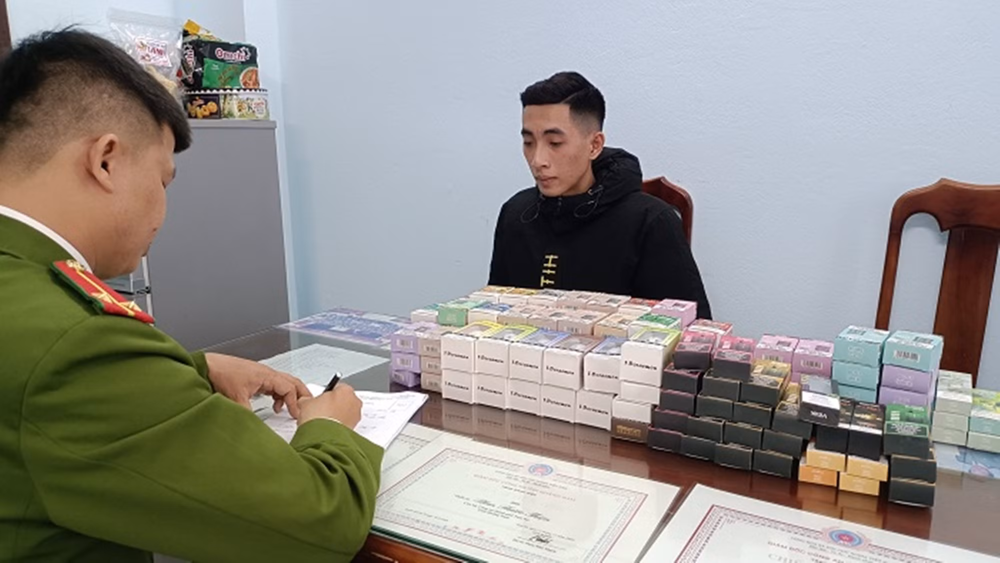 Phát hiện đối tượng mua bán số lượng lớn thuốc lá điện tử -0
