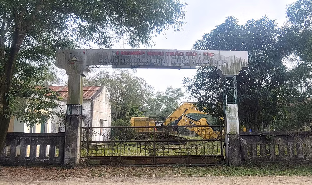 “Sống treo” bên mỏ sắt lớn nhất Đông Nam Á -0