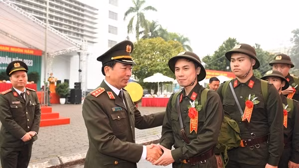 Thứ trưởng Trần Quốc Tỏ dự lễ giao nhận quân tại quận Hai Bà Trưng, Hà Nội