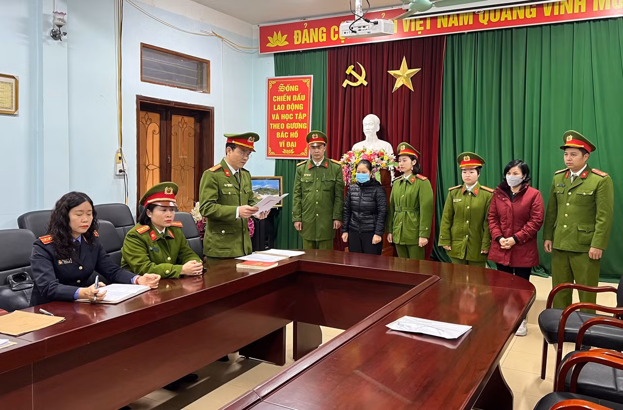 1. co quan _ieu tra công bố quyết định khởi tố bị can, lenh bat bi can để tạm giam đối với phạm thị kim dung va hoang thi phuong..jpeg -0
