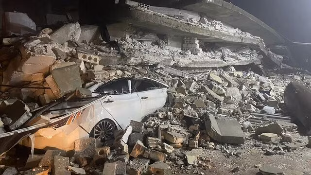 Hình ảnh kinh hoàng vụ động đất làm hơn 500 người Thổ Nhĩ Kỳ, Syria thiệt mạng -1