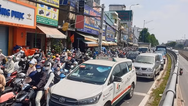 TNGT chết người khiến Quốc lộ 1 bị ùn ứ kéo dài
