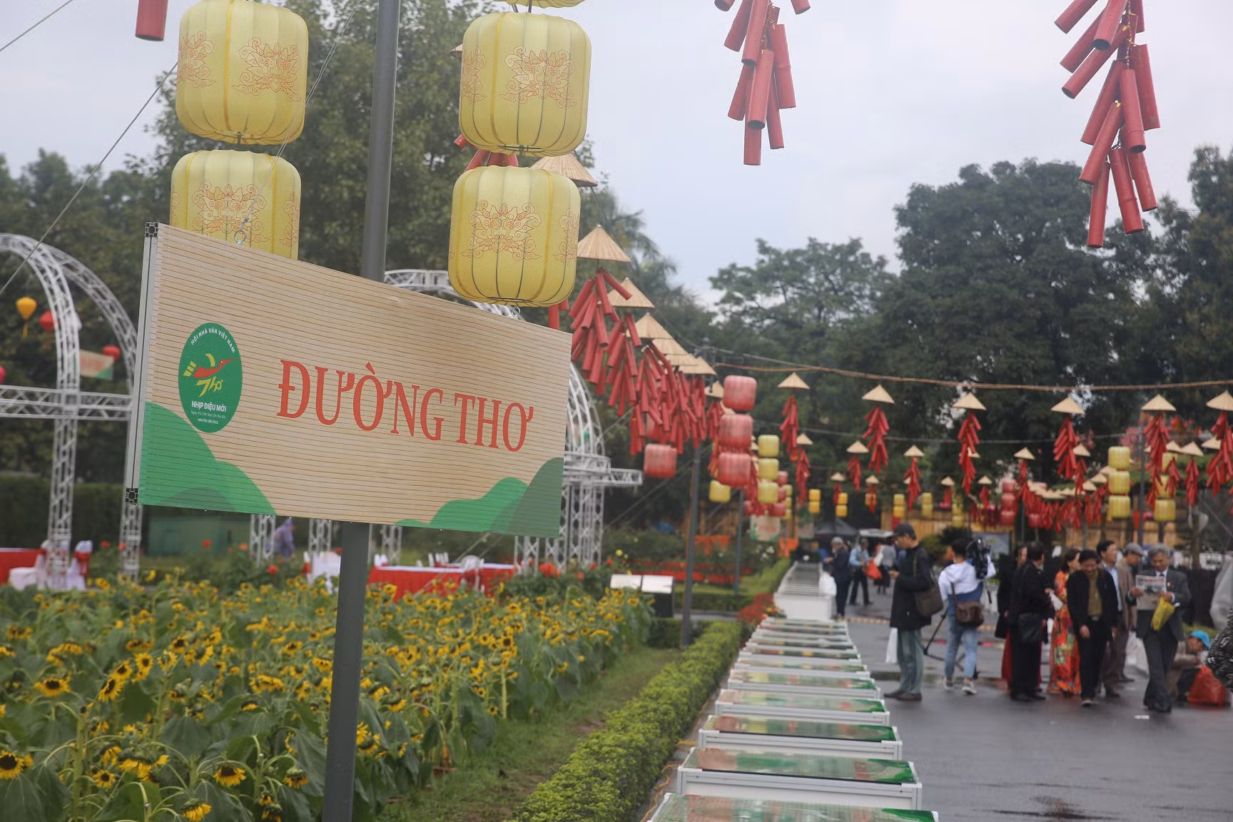 Khách du xuân háo hức khám phá không gian tổ chức Ngày thơ Việt Nam -5
