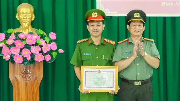 Khen thưởng tập thể, cá nhân khám phá nhanh vụ cướp tiệm vàng ở Vĩnh Long