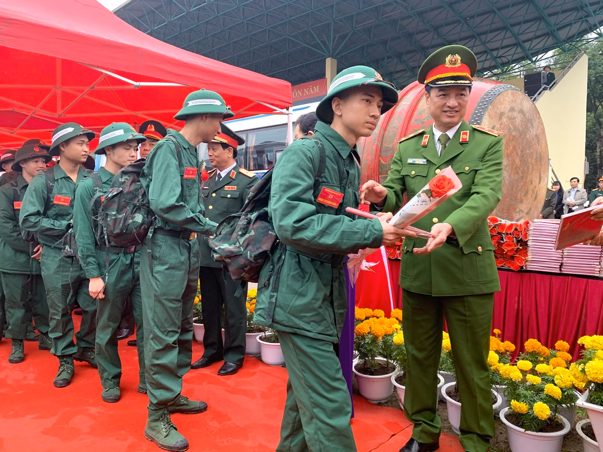 Thứ trưởng Nguyễn Duy Ngọc dự Lễ giao nhận quân ở Hà Nam -0