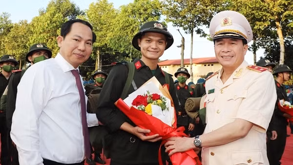 Thứ trưởng Lê Quốc Hùng dự Lễ giao, nhận quân tại TP Cần Thơ