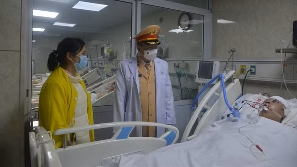 Cục trưởng Cục CSGT thăm cán bộ bị đối tượng đâm xe chấn thương