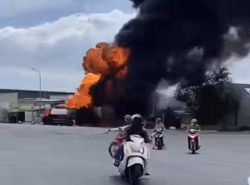 Ngăn thảm họa từ vụ cháy xe bồn chở xăng ở Nhà Bè -0