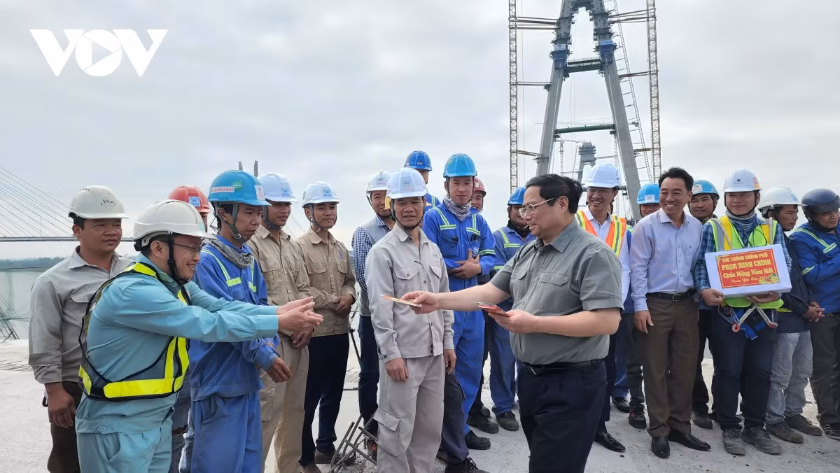 thủ tướng phạm minh chính thăm và lì xì chúc tết người lao động.jpg -0