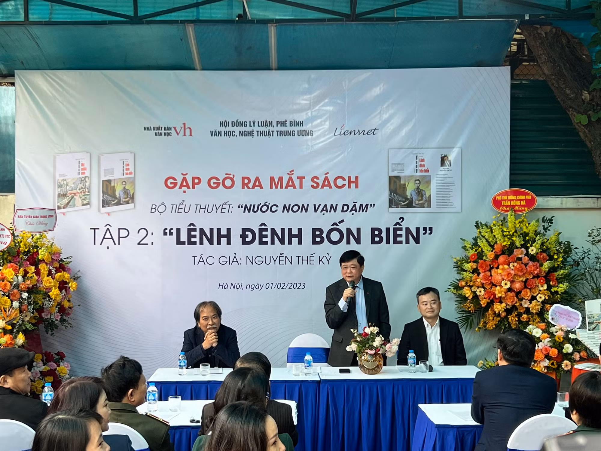 Nhà văn Nguyễn Thế Kỷ ra mắt tập 2 của bộ tiểu thuyết về Bác Hồ “Nước non vạn dặm” -0