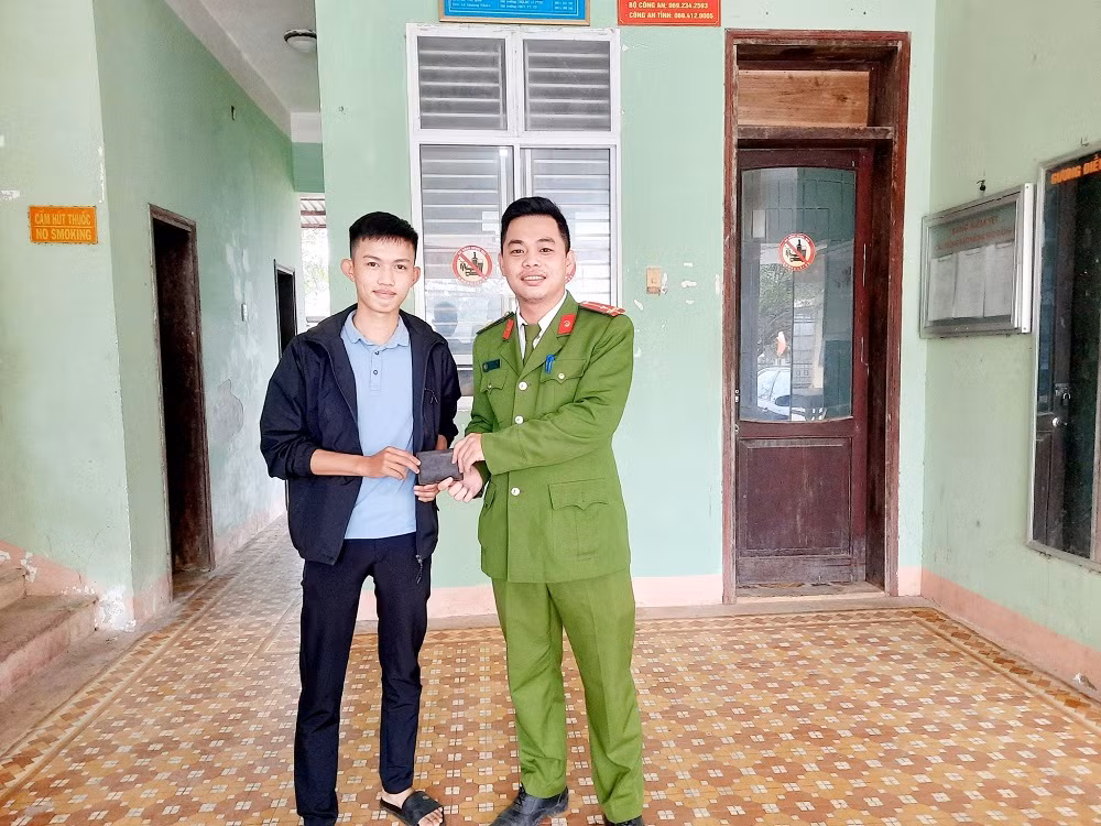 Tân binh CAND nhặt được ví tiền tìm trả người đánh rơi -0