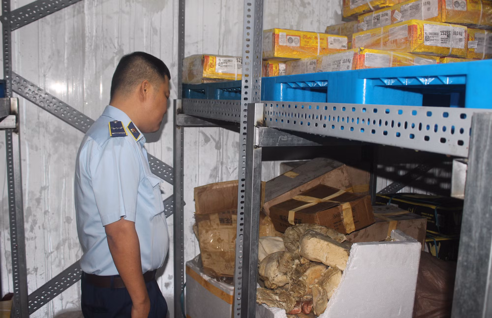 Tịch thu, tiêu hủy gần 24 tấn thực phẩm “bẩn” đưa từ miền Bắc vào Đồng Nai tiêu thụ -0