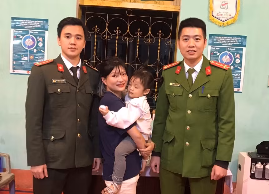 Tìm được gia đình cho cháu bé đi lạc sau gần 1 giờ tìm kiếm -0