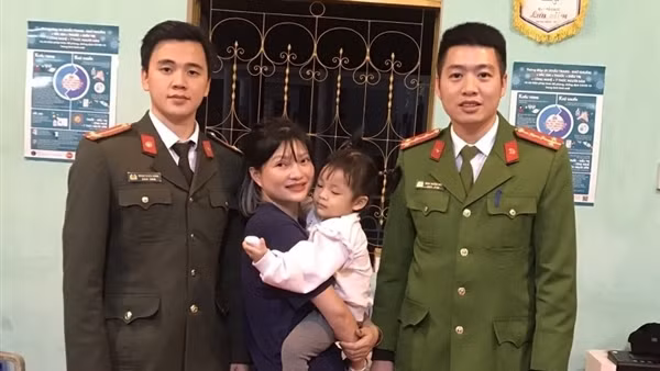 Công an TP Lào Cai tìm gia đình cho cháu bé đi lạc tại Đền Thượng