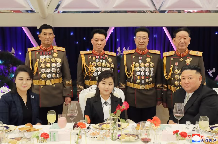 Ông Kim Jong-un dẫn con gái tới thăm doanh trại quân đội Triều Tiên -0