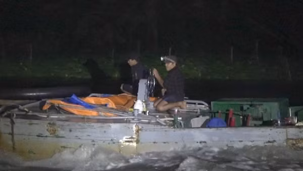 "Cát tặc" lao ghe vào Công an rồi nhảy sông bỏ trốn