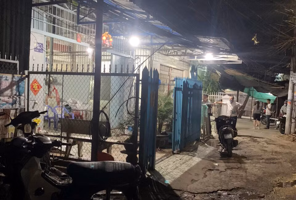 Thanh niên đổ xăng đốt người phụ nữ có mâu thuẫn tiền hụi với mẹ mình -0