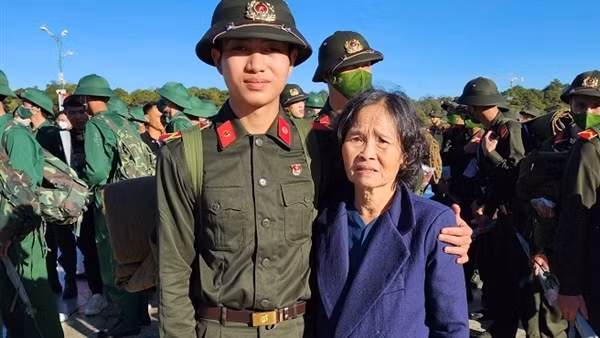 Vượt 300km trong đêm, bà ngoại lên Đà Lạt tiễn cháu nhập ngũ