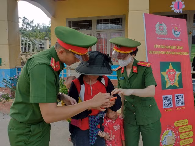 Thăm tặng quà và hướng dẫn người dân cài đặt kích hoạt tài khoản định danh điện tử -1