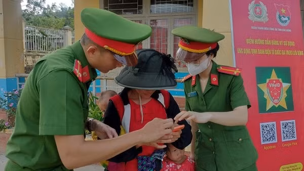 Tặng quà và hướng dẫn người dân cài đặt kích hoạt tài khoản định danh điện tử
