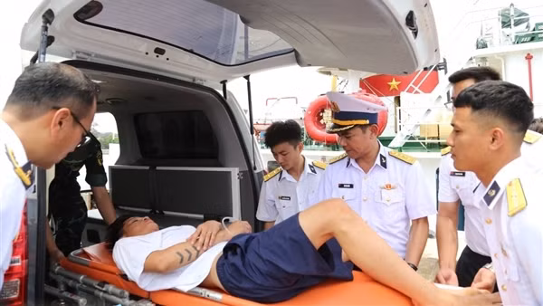 Tàu Hải quân đưa hai ngư dân lâm bệnh từ Trường Sa về Cam Ranh