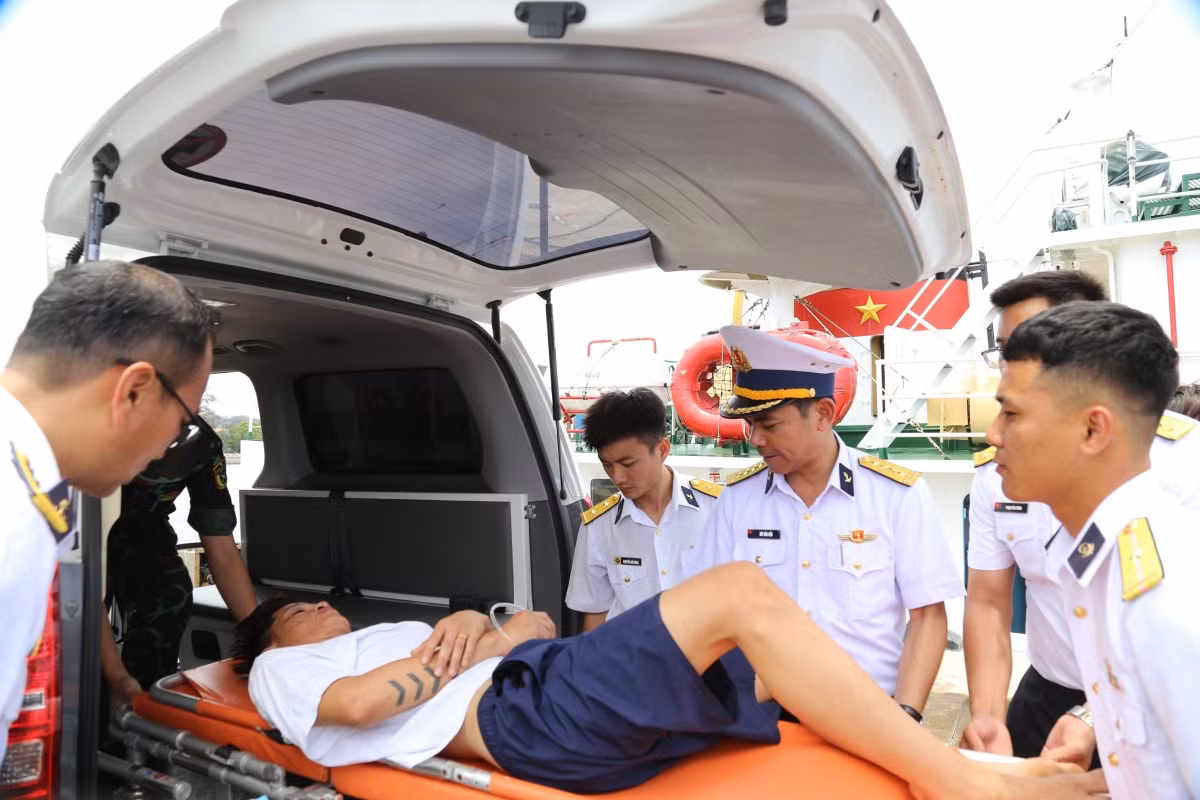 Tàu 418 đưa hai ngư dân lâm bệnh từ Trường Sa về Cam Ranh -0