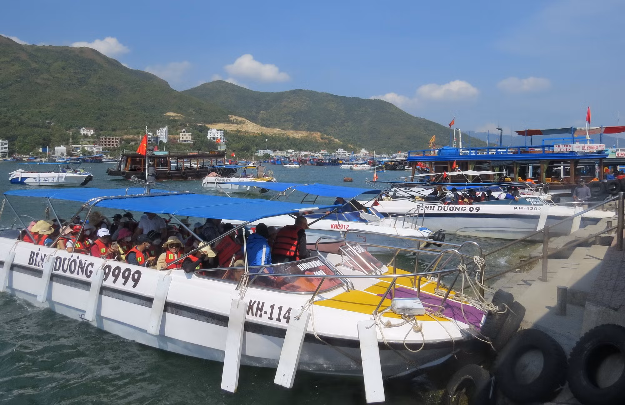 Du khách đổ xô ra biển Nha Trang, khách sạn ven biển Tuy Hòa 