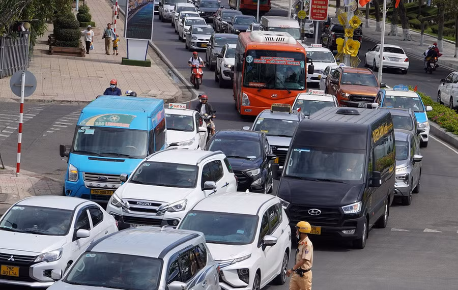 Du khách đổ xô ra biển Nha Trang, khách sạn ven biển Tuy Hòa 