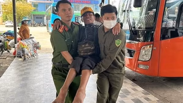 Hỏng xe lăn, người đàn ông tàn tật được Công an giúp di chuyển xe khách Bắc - Nam
